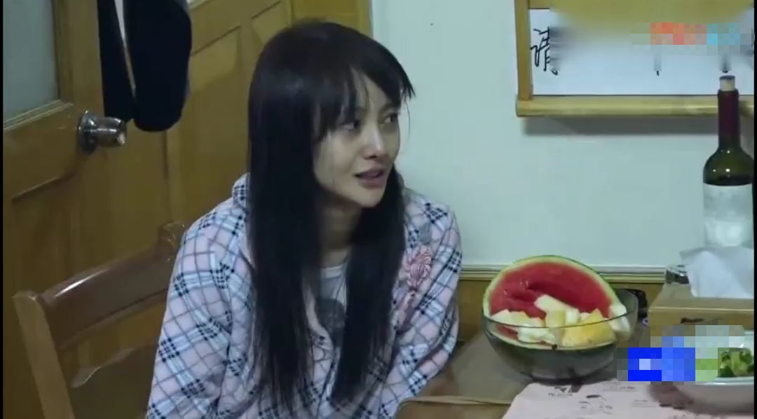 郑爽又开始减肥，体重只有88斤仍拒绝进食，这样的苗条真的好吗？