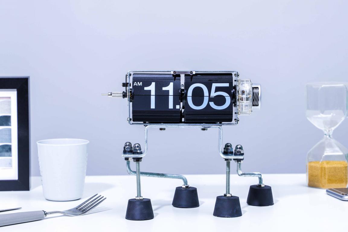 逆天了！没有指针屏幕，这块时钟居然靠翻页来计时