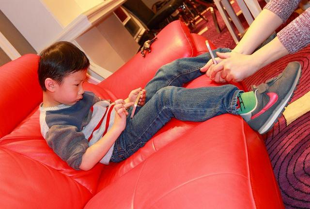 奶奶老是给孩子玩手机怎么办,奶奶总给孩子吃零食