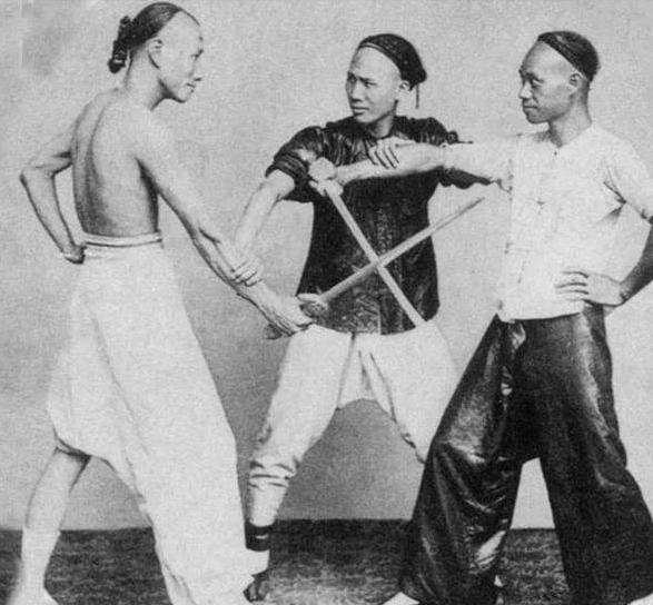 女儿收拾父亲遗物，发现一张“破烂奖状”，原来父亲是特等功臣