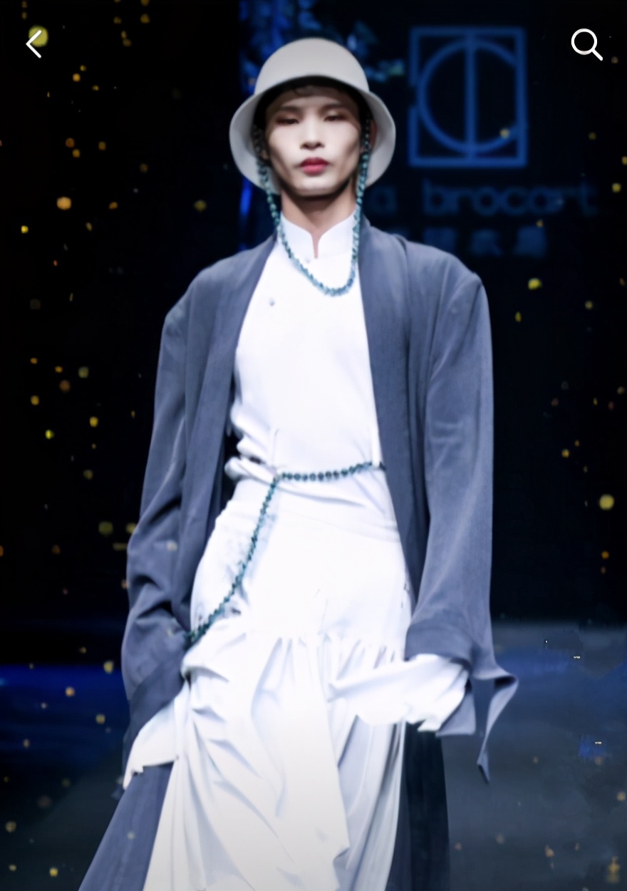 被国人嘲讽，却在国外封神！农村小伙成国际超模，打脸所有嘲笑者