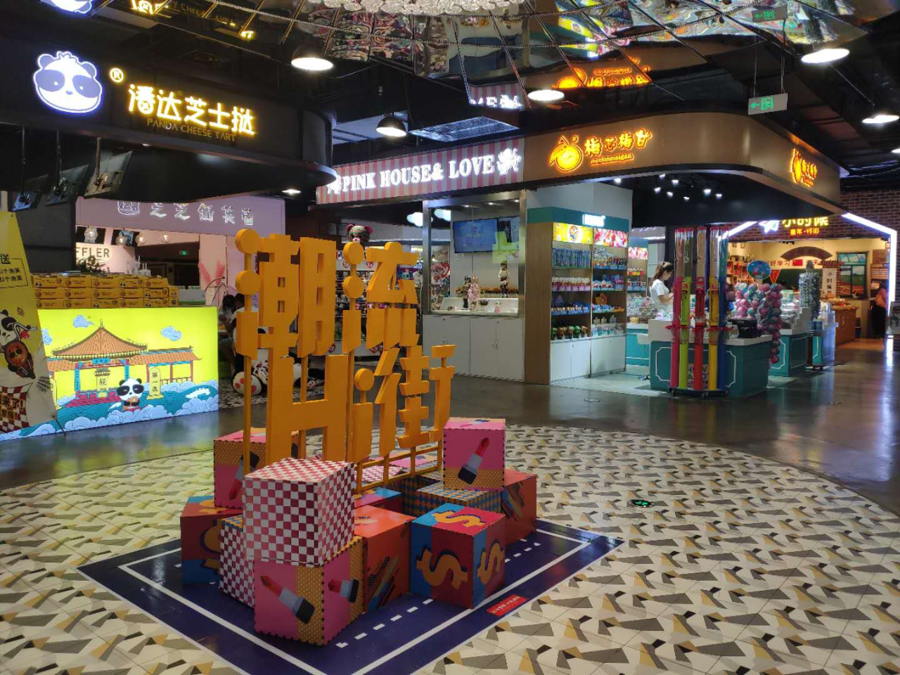 还没过节,济南这里已堵成了人山人海!最大规模的综合体开业!还有水哥王昱珩打造的绿植墙