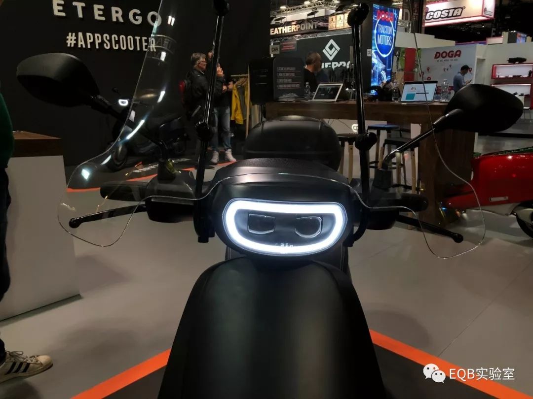 「米兰展独家」弯的电池？可当作充电宝的电池？外国人真会玩！