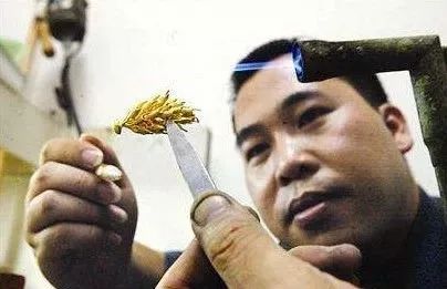 黄金、铂金钻戒戴久了，不如以前亮？怎么办？狮子优选珠宝课堂