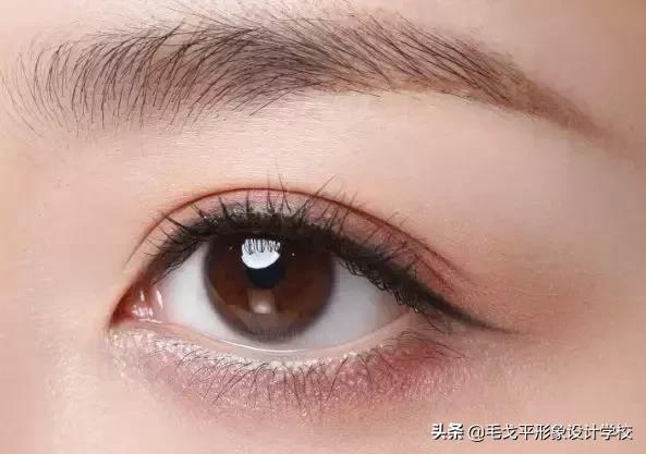 眼线一画上就晕染,眼线一笔画完视频