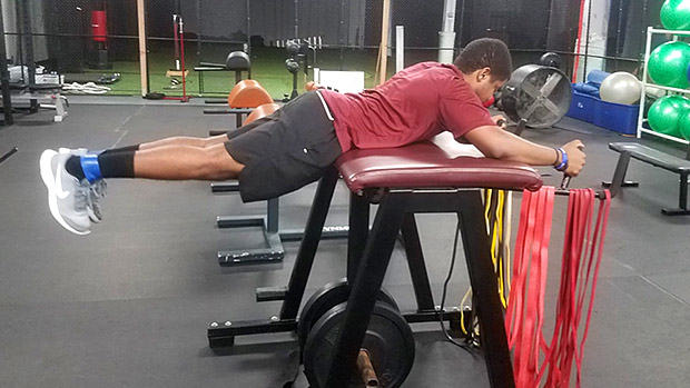 俯卧床上练臀部最好的动作,俯卧直腿的训练方法