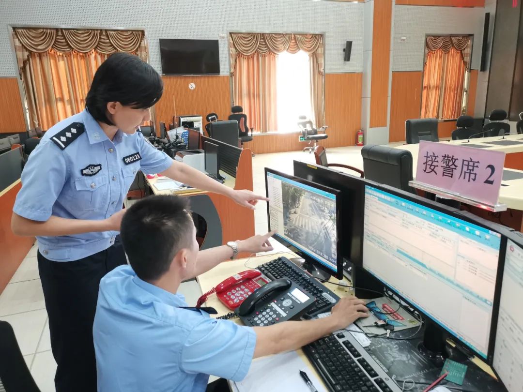 “这里有*弹炸**,你们快过来!”这个报警电话让她的心一下提到了嗓子眼......