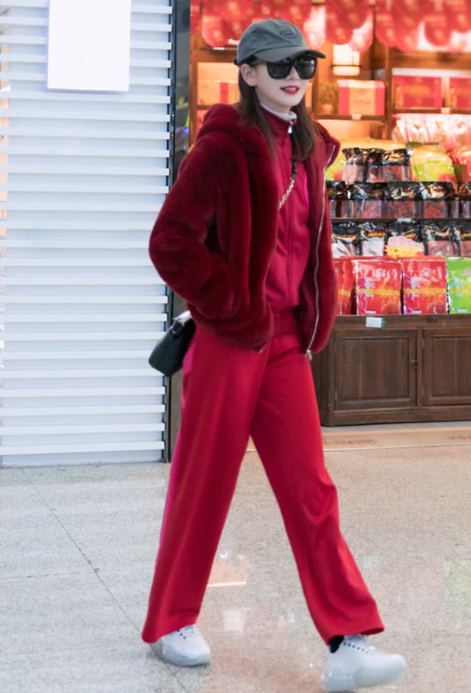 时尚女星戚薇的西装穿搭气场全开,戚薇的干练风连体服穿搭气场全开