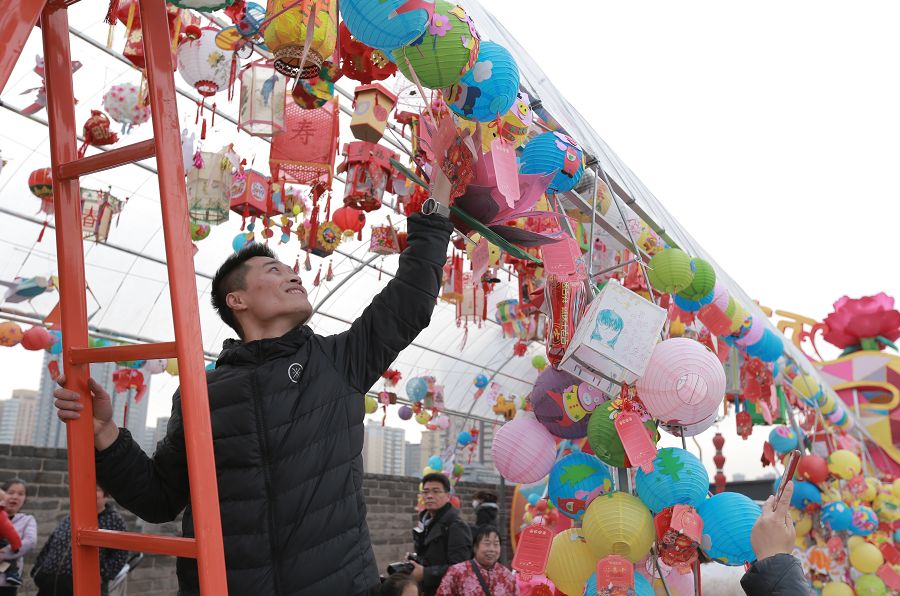 古城夜景灯光璀璨,欣赏古城夜晚灯火通明的景色