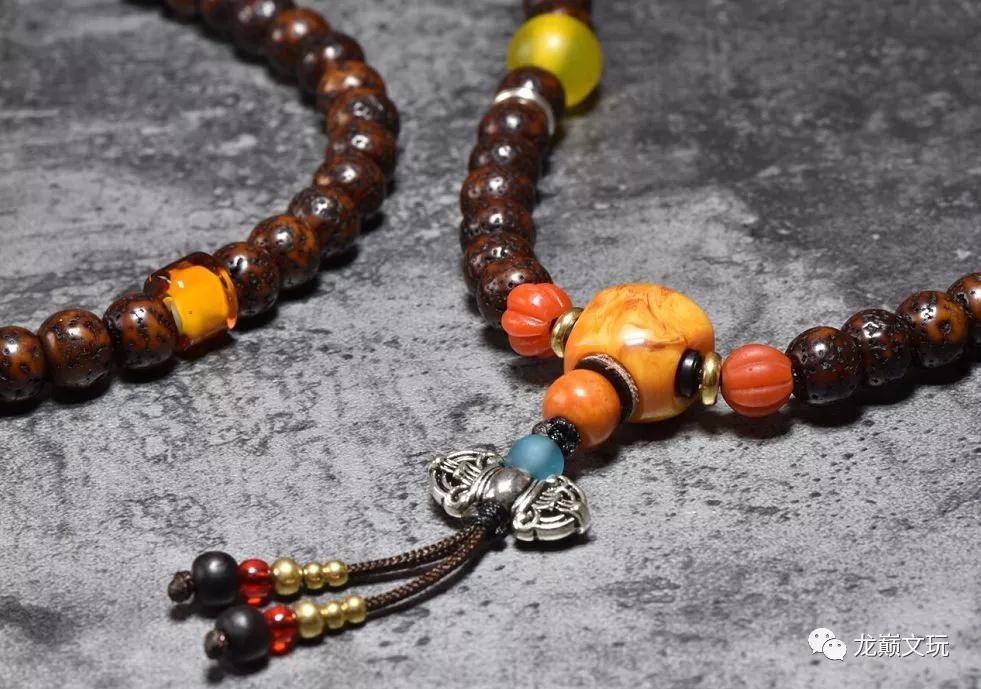 手串配饰是先盘还是先上配饰,沉香手串配饰和无配饰哪个好