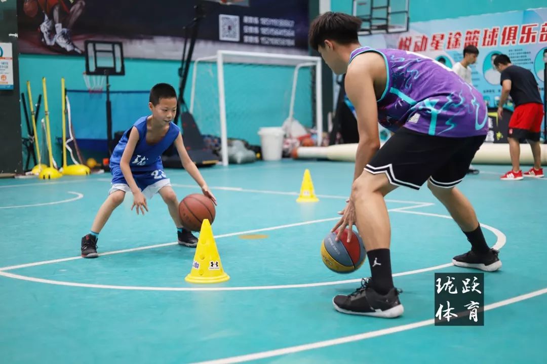 门头沟寒假篮球训练营开课啦！不要让娃懒在家里！赶快行动起来吧
