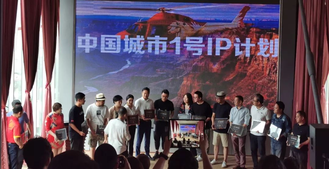 看重庆洪崖洞夜景去哪里,看重庆洪崖洞朝天门夜景最佳位置