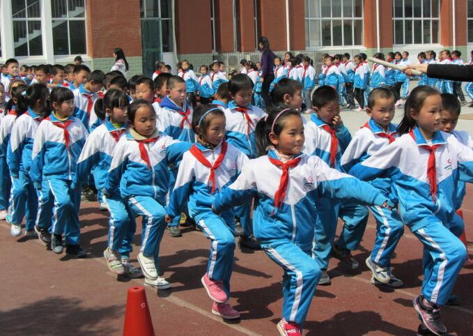 小学生校服收费100块,小学生校服收费