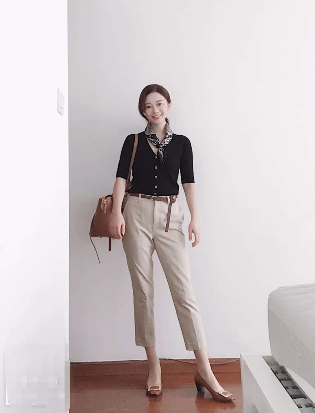 灰色上衣搭配卡其色裤子好看吗,冬季卡其色裤子搭配上衣图片