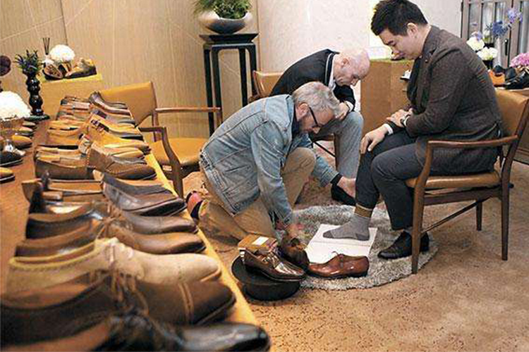 皮鞋褶皱处开裂怎么修复,皮鞋有褶皱教你一招立马焕然一新