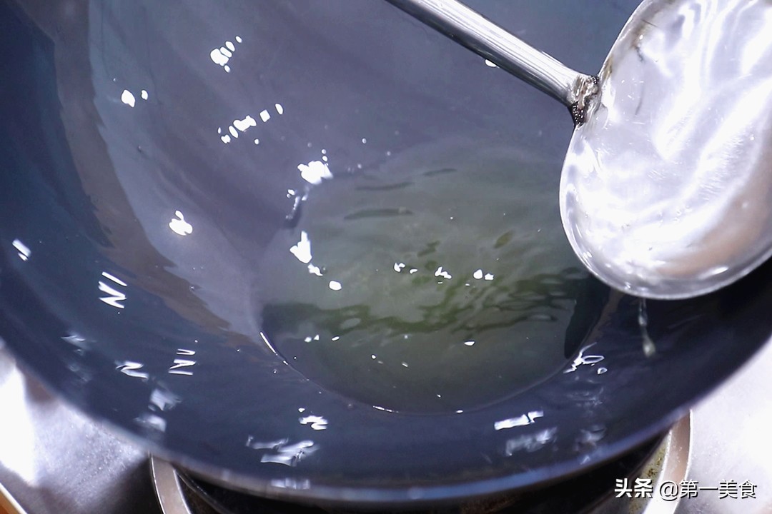 新铁锅不要直接用！一招教你开好锅，铁锅变不粘锅，用多久都不锈