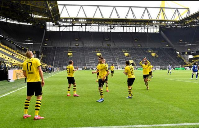 多名球员进球后拥抱亲吻,激动心情难以抑制?德国官员:建议红牌