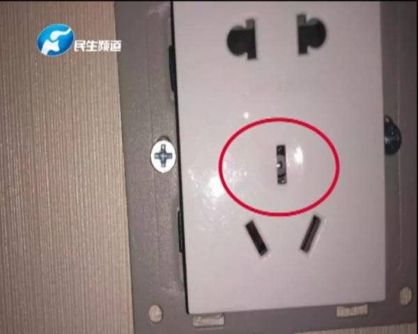 使用手机检测房间内针孔摄像头,男子住房发现针孔摄像头