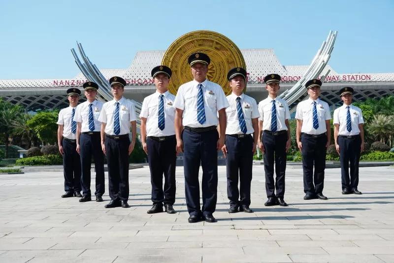 哇!他们的新制服正式亮相啦