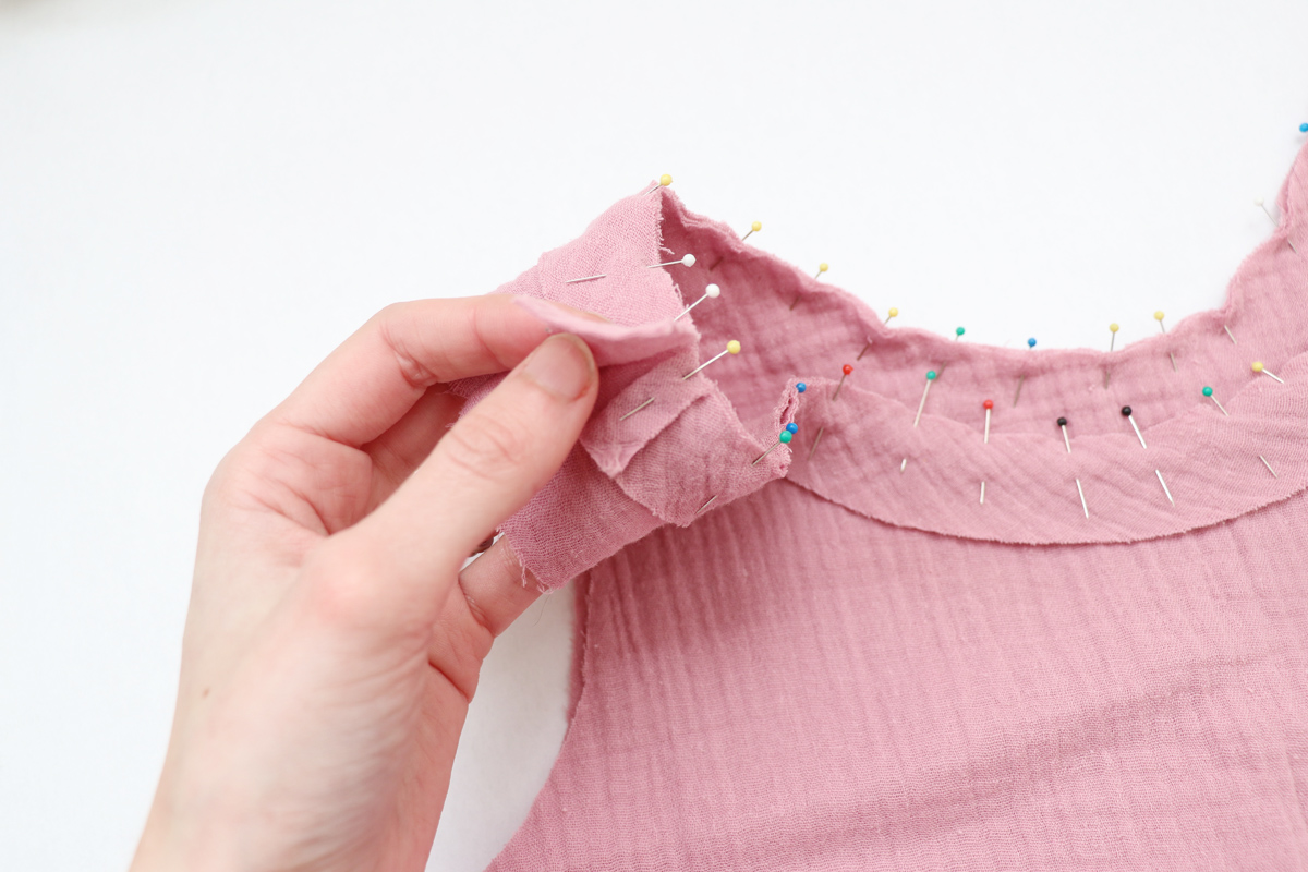 领口和领子的缝合方法,v领领口中间有三针平针缝合方法