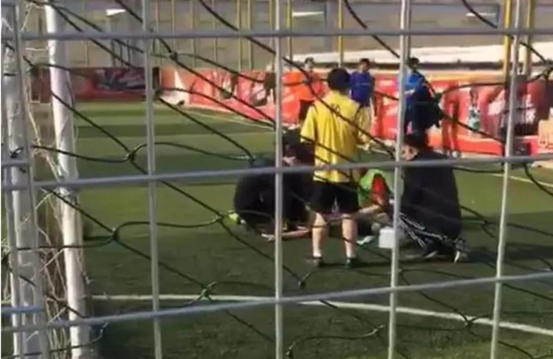 武汉一男子意外倒地,武汉一男子公园锻炼倒地不起