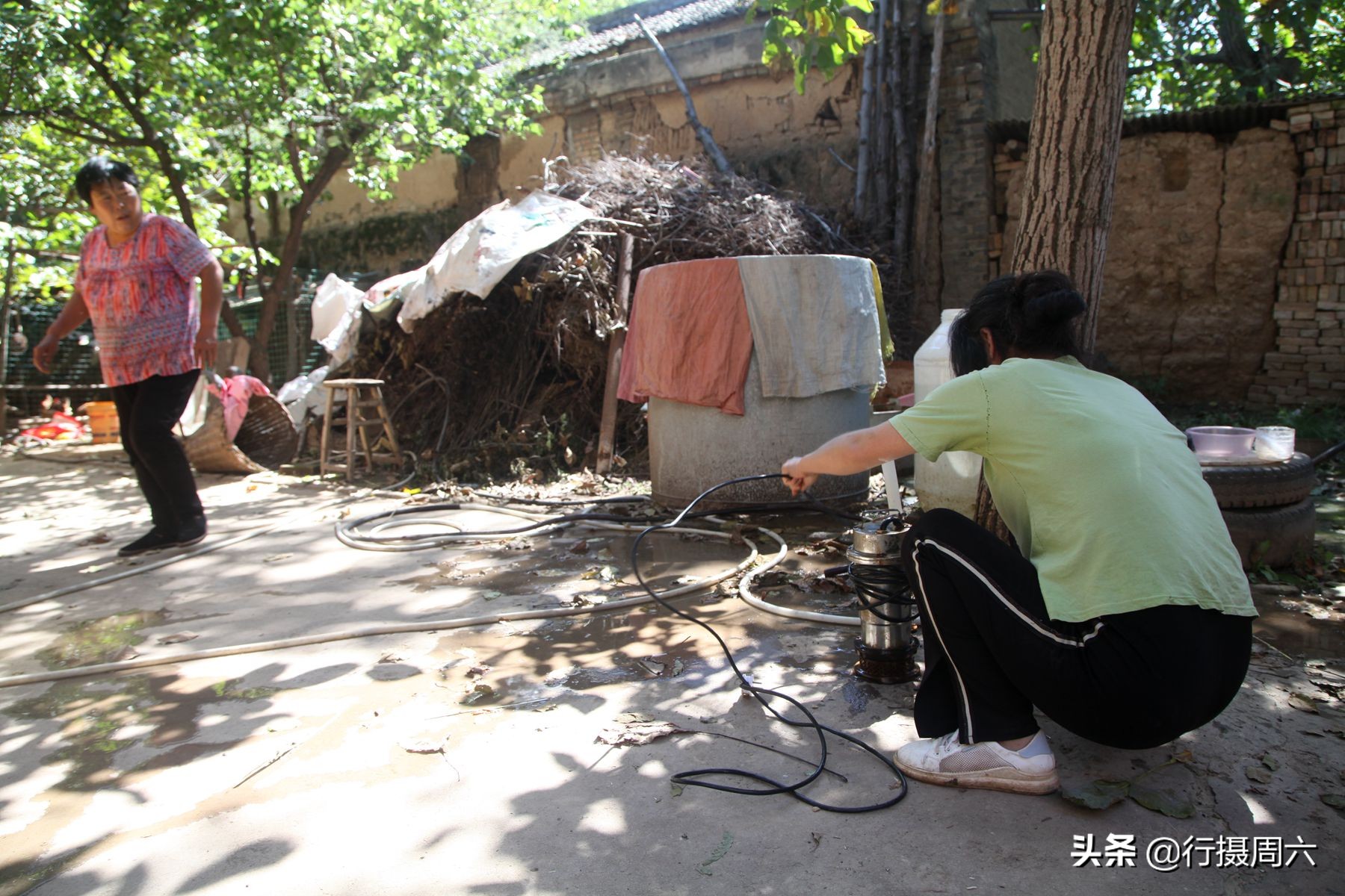 山村大姐花30元建成淋浴房，洗澡方便实用不花钱，看是啥样