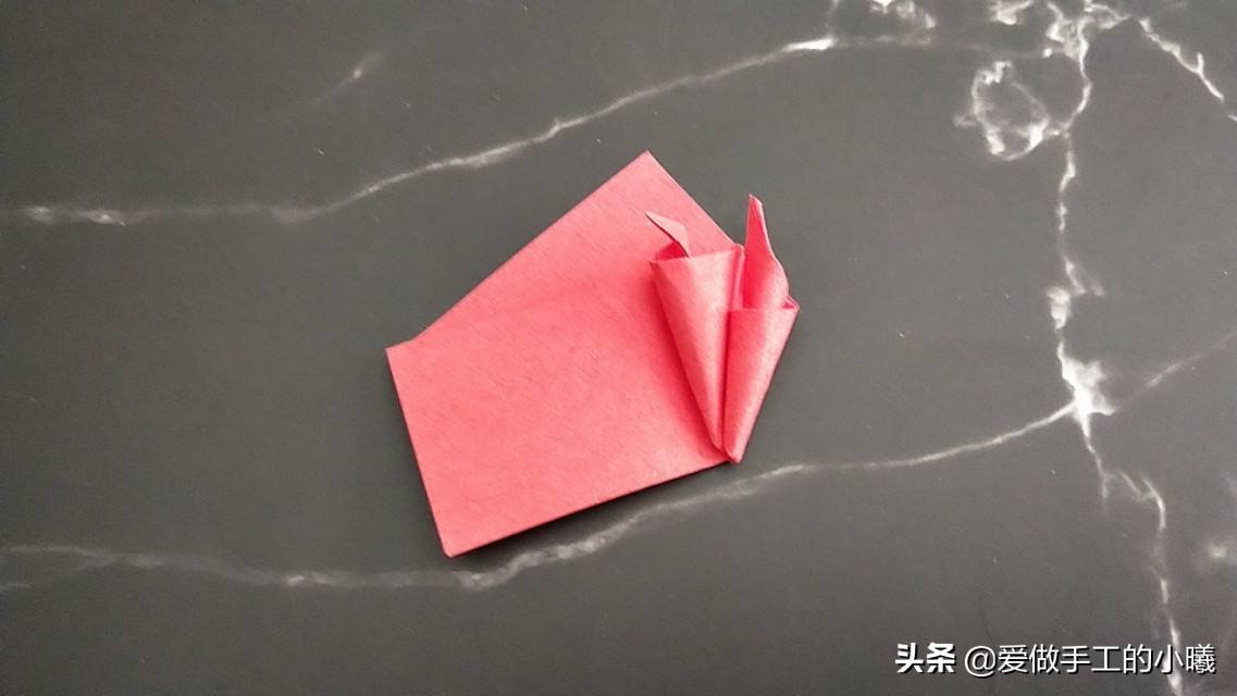 玫瑰花正方形折纸教程图解,怎么样用折纸叠出来简单的玫瑰花