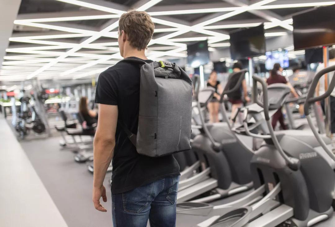 型男出街必备：刀割不入、风雨不侵，这款硬核背包丢大街都偷不走