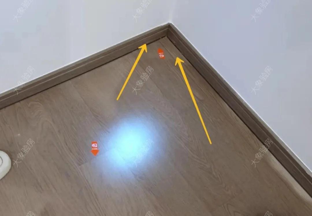 收房发现墙顶维修痕迹,精装房交房时踢脚线乳胶漆脱落