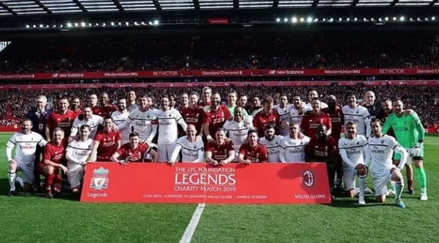 利物浦米兰慈善赛,老人看球赛哭了