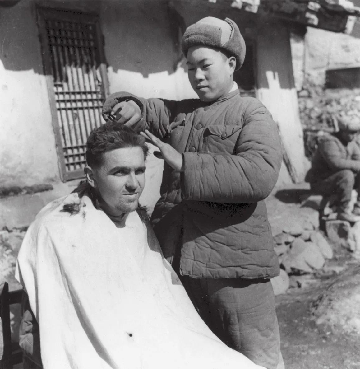 圣诞晚会上，碧潼战俘营的“联合国军”战俘们高呼：志愿军万岁