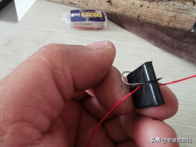 自制绑钩器的绑钩演示,绕线圈自制绑钩器可以绑袖钩