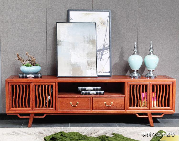 轻奢红木电视柜实力提升客厅档次,红木电视柜镂空层放什么好看