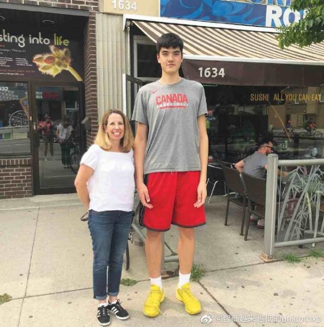 2米21华裔天才闪耀北美,200米混血天才