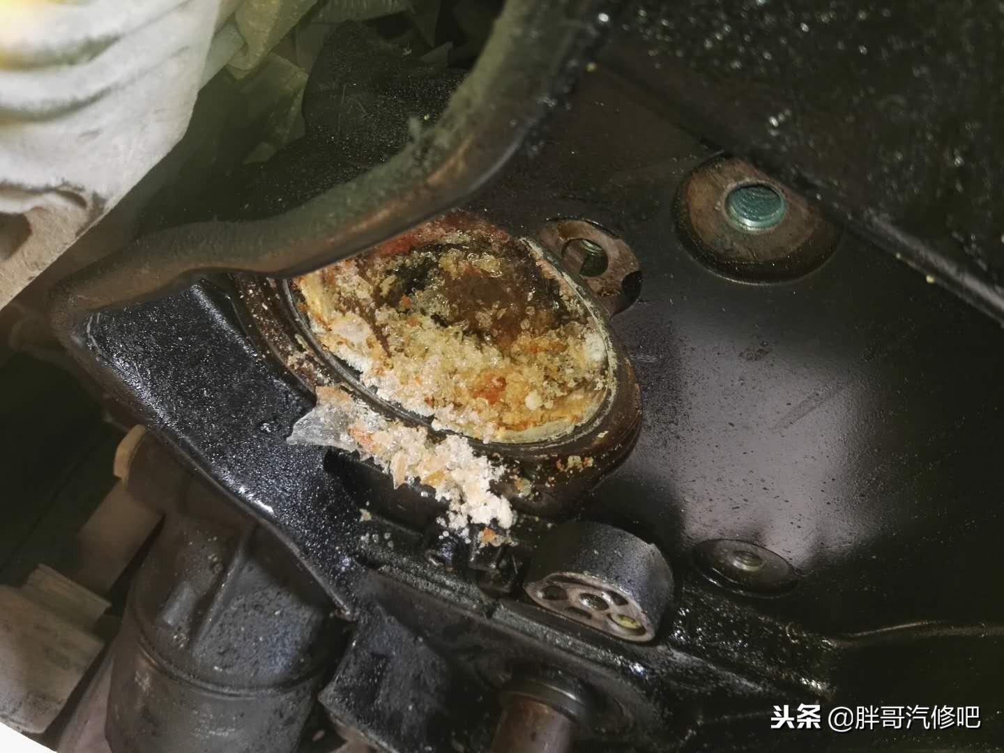 水泵结冰,水泵冻裂导致防冻液进入发动机里