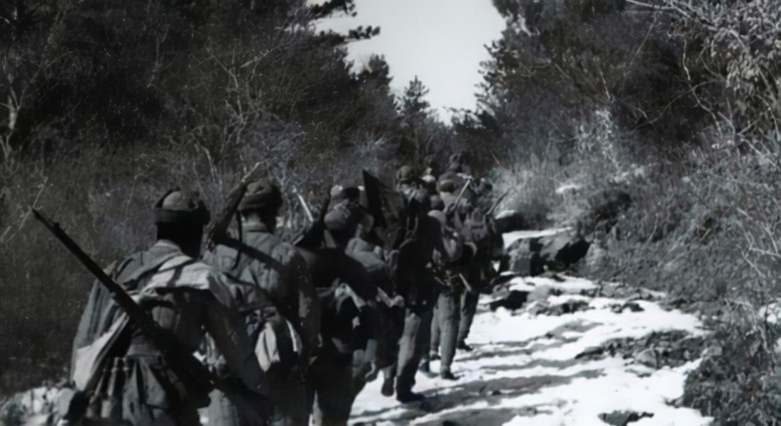 老兵坐飞机被美国人嘲笑,老兵嘲讽新兵被教训了后续