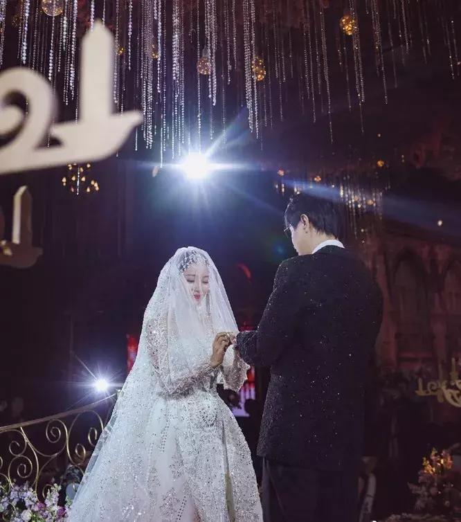 备婚的新娘们视频,备婚中式婚纱推荐