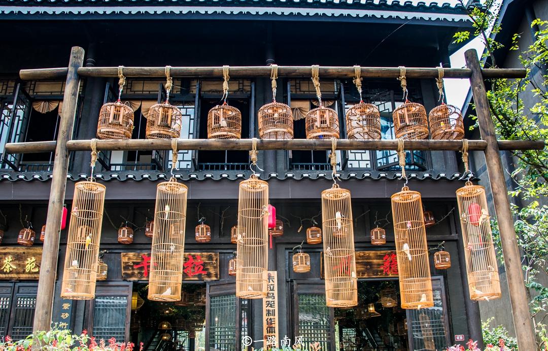 贵州有个万达小镇，投资13亿却坚持免费，游客“太人性化了”