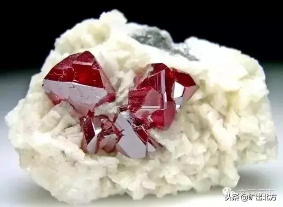 看到哪些标志要远离呢,看到这几种东西千万不要捡