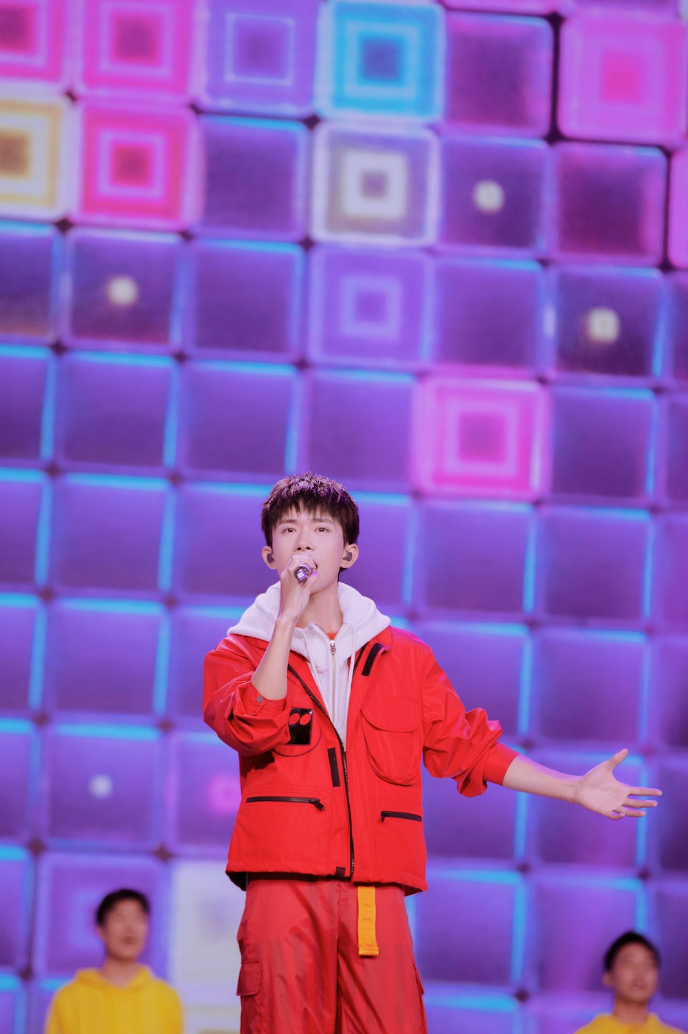 易烊千玺iadoreyou封面,易烊千玺演唱会adoreyou