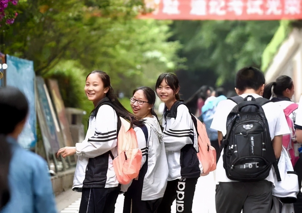风犬少年都上的什么大学,风犬少年的天空学校在重庆哪里