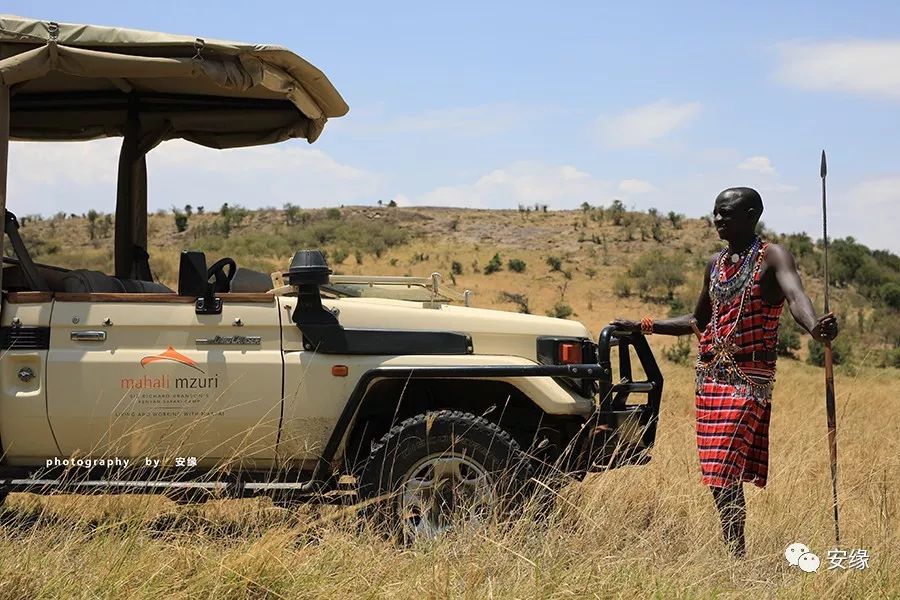 他，百亿富豪，常近乎全裸出现在公共视线里，却被英女王封为爵士