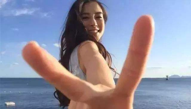 拍照时学会这8种姿势比剪刀手,拍照比剪刀手的一般是什么人