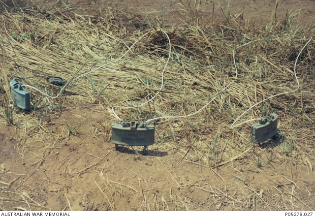 房间里玩地雷,屋子里摆刀剑