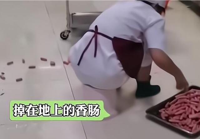 学校食堂饭菜质量问题被曝光,学校食堂员工用脚洗菜被整顿
