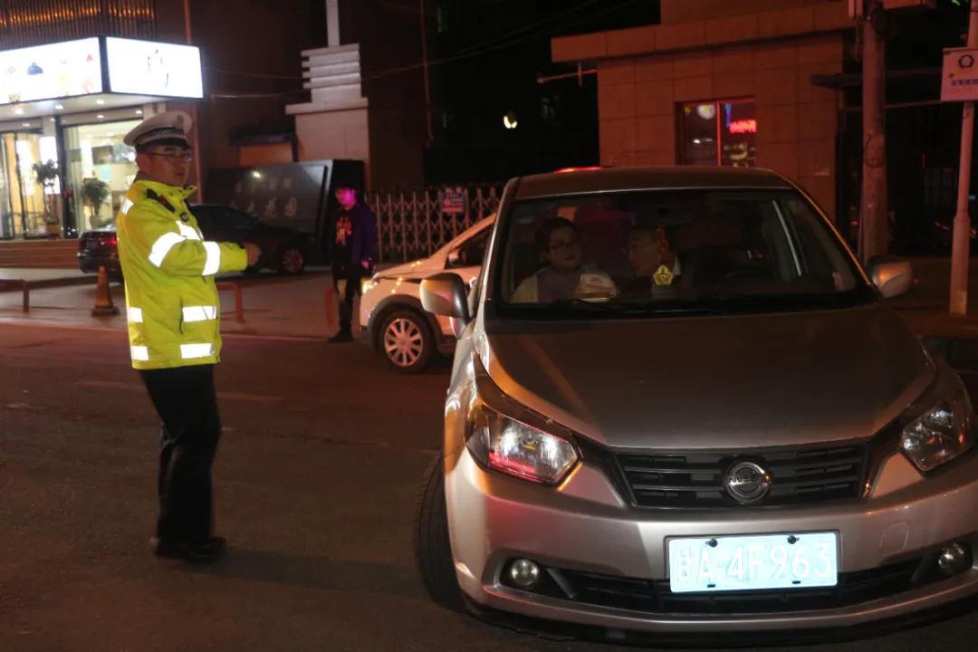 占用消防通道的车主应该怎么处罚,占用消防通道的私家车被拖走