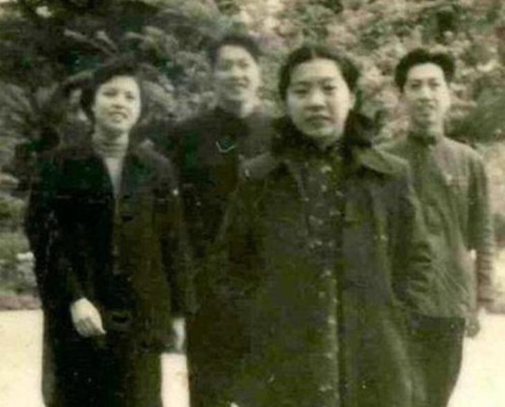 45年郭沫若送毛*东泽**一块手表，毛*东泽**将其视为至宝，戴了31年