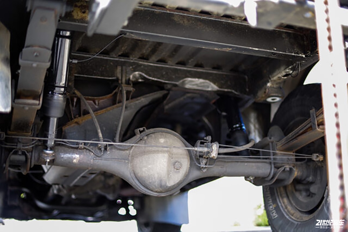 小伙买八手车,小伙买了6米8房车