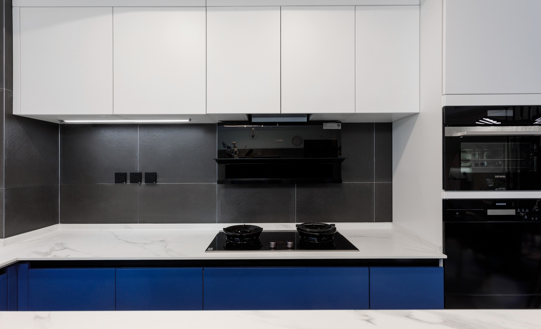 77平米超大客餐厨一体装修,极简风餐厨一体设计