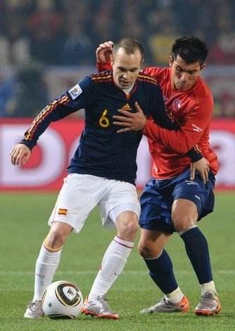 足球中场大师巴塞罗那,近几年退役的中场大师